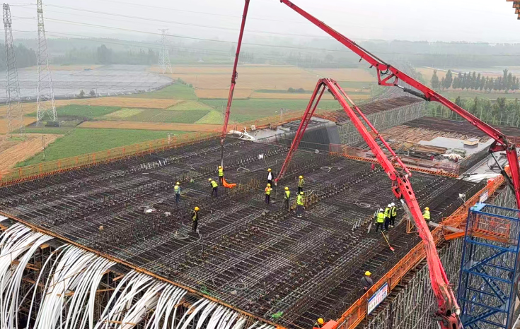 叶鲁高速公路上跨焦柳铁路转体桥墩顶A段顺利浇筑完成